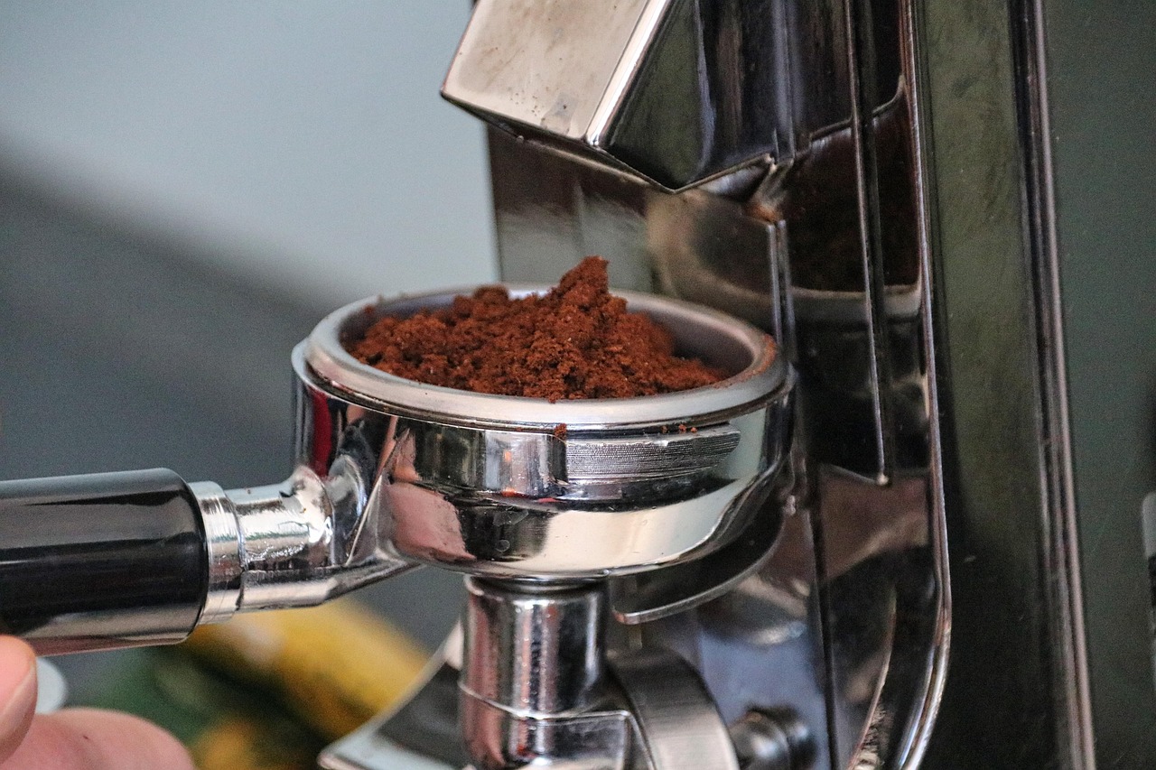 coffee, grinder, coffee grounds, caffeine, drink, coffee grinder, coffee grinding, barista, cafe, closeup, coffee ground