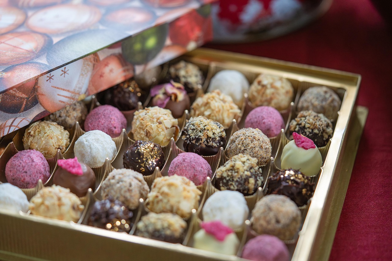 chocolate, chocolate truffles, chocolate praline, confiserie, nibble, cute, truffles, enjoyment, christmas, gift, food, 