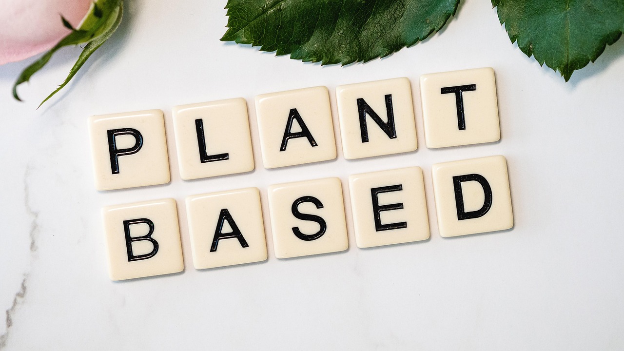 Plant-based cleaning gift set arranged on a wooden table with green leaves