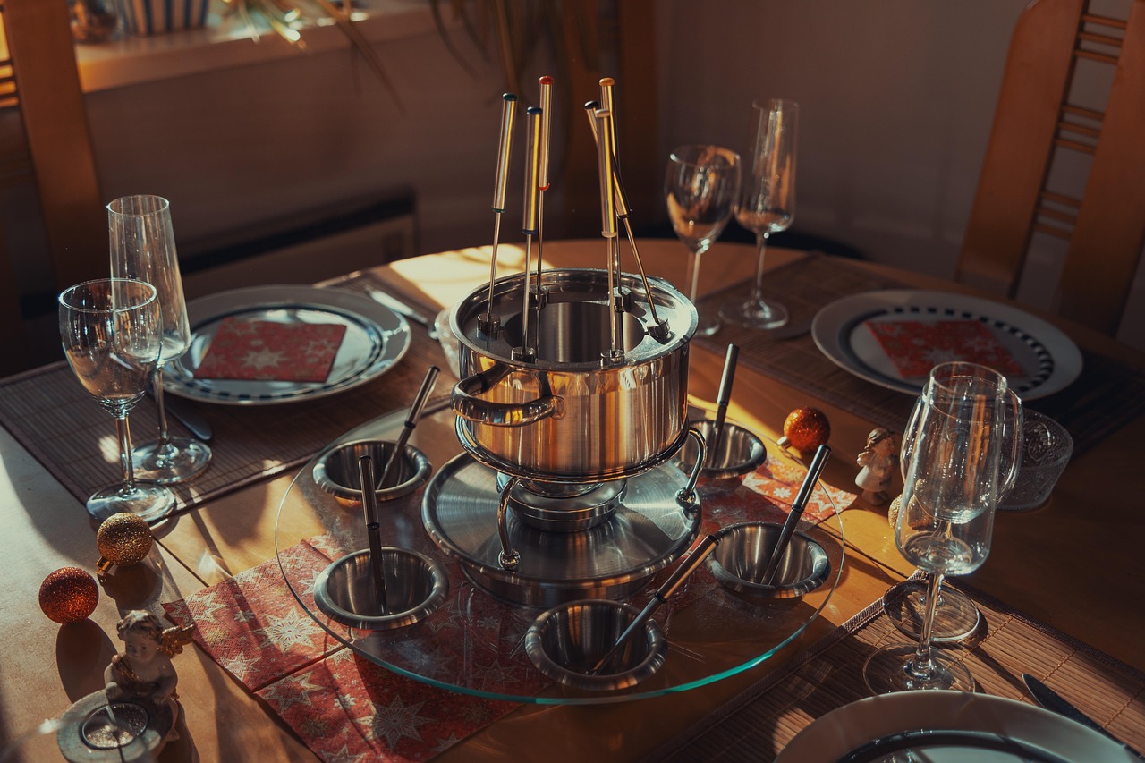 xmas, christmas, fondue, eating, together, family, party, home, food, pot, soup, bowl, glass, plates, tradition, fondue,
